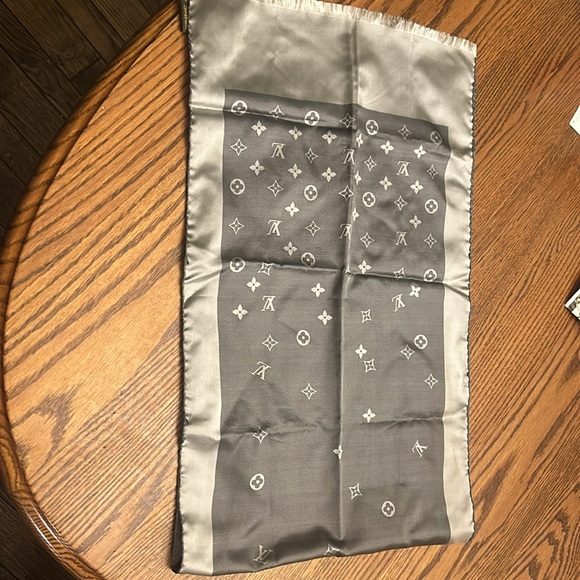 Authentic Louis Vuitton 💯 silk scarf - Picture 12 of 16